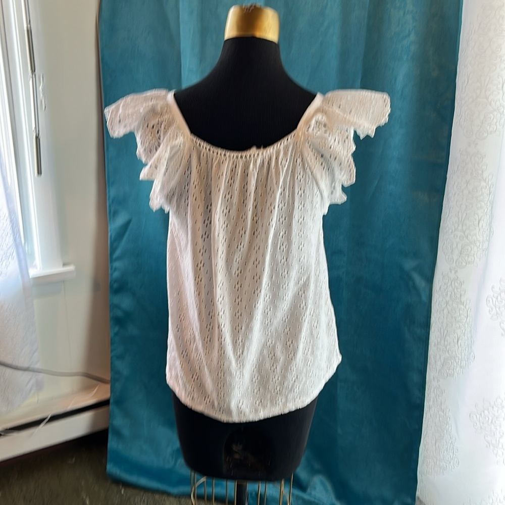 Dainty ruffle tank in white eyelet fabric. - Picture 4 of 5